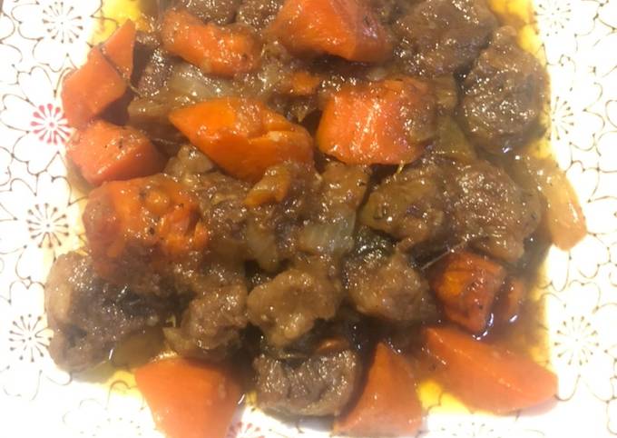 Braised beef ribs with onion and carrot