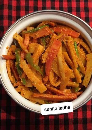 गाजर मूली का अचार (gajar mooli ka achar recipe in Hindi) रेसिपी मुख्य फोटो