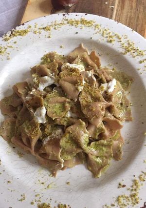 Foto di Farfalle di castagne al pesto, pistacchi e stracciatella