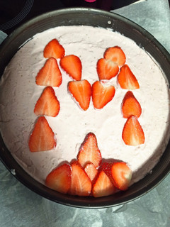 Una foto de Tarta de queso y fresas, sin horno, muy fácil