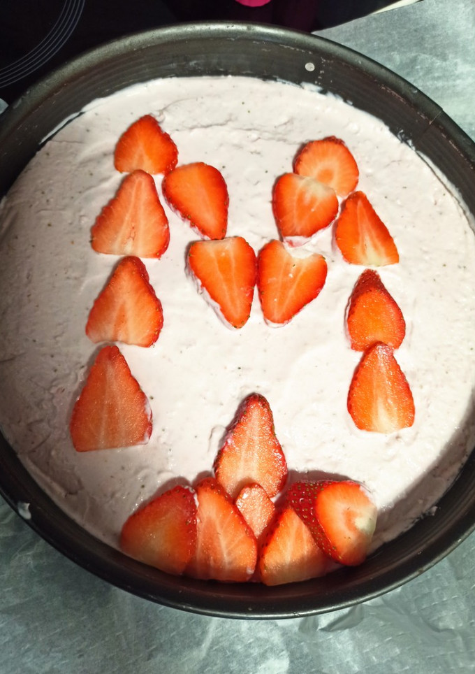 Una foto de Tarta de queso y fresas, sin horno, muy fácil