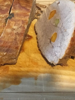Una foto de Peceto mechado con salsa