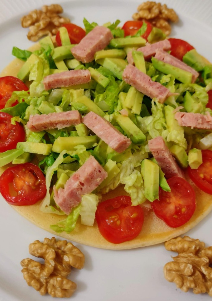 Una foto de Tortilla trend de verduras, fiambre y frutos secos
