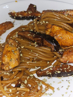 Una foto de Spaghetti con pollo y shiitake