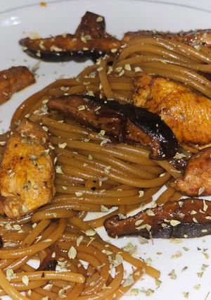 Una foto de Spaghetti con pollo y shiitake
