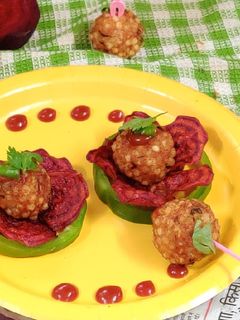 साबूदाना बॉल्स विथ चुकन्दर चिप्स (Sabudana balls with chukandar chips recipe in Hindi) रेसिपी मुख्य फोटो
