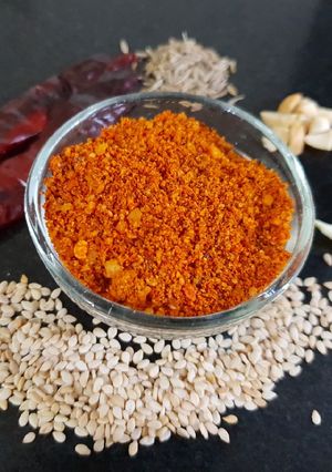 A picture of Dry garlic sesame chutney.