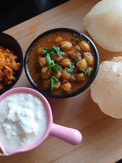छोले भटूरे(chole bhature recipe in hindi) रेसिपी मुख्य फोटो