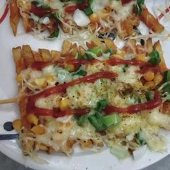 French fries pizza A picture of French fries pizza.