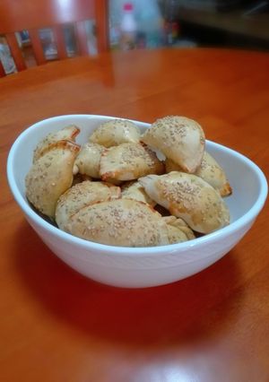 Una foto de Empanadas dulces con carne y pasas 🥟🥩😋