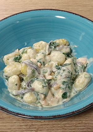 Una foto de Gnocchi con salmón y espinacas en falsa bechamel