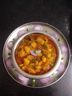 *ஆலூ, பீஸ், கேப்ஸிகம் கிரேவி*(peas potato capsicum gravy recipe in tamil) செய்முறை முக்கிய புகைப்படம்