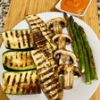 Verduras a la plancha con salsa de pimientos del piquillo