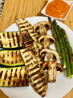Una foto de Verduras a la plancha con salsa de pimientos del piquillo