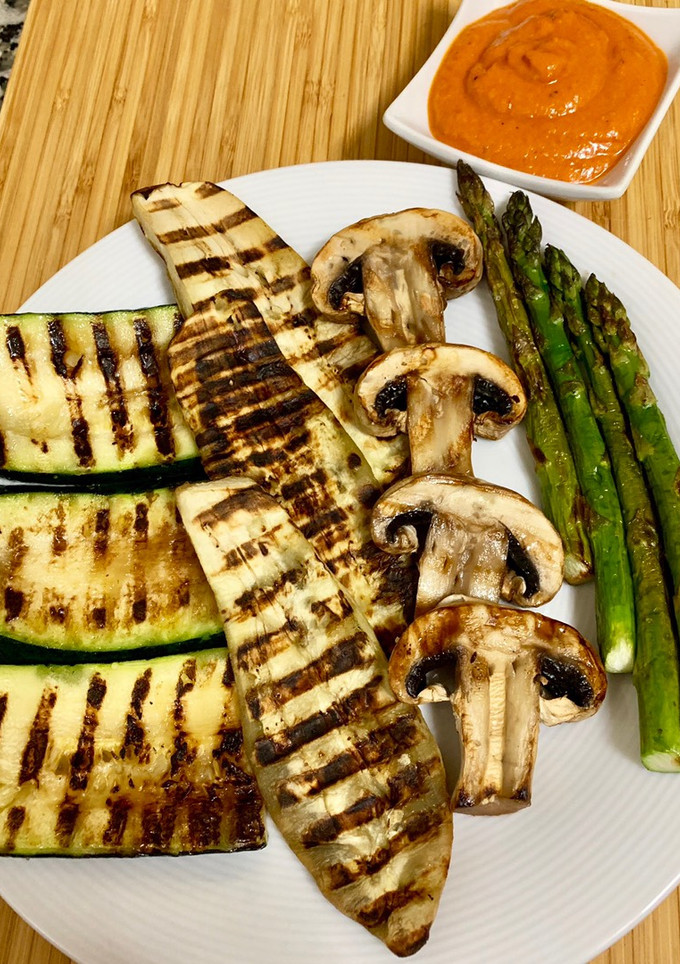 Una foto de Verduras a la plancha con salsa de pimientos del piquillo