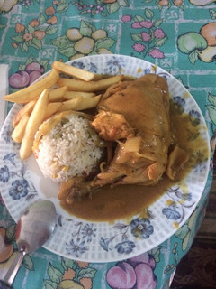 Una foto de Pernil de pollo bañado en salsa de champiñones y mostaza
