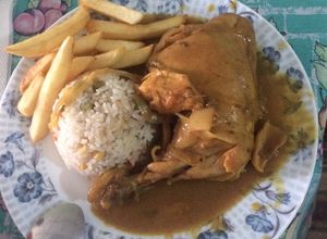 Una foto de Pernil de pollo bañado en salsa de champiñones y mostaza