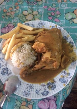 Una foto de Pernil de pollo bañado en salsa de champiñones y mostaza