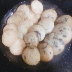 A picture of Chocochip cookies & zeera biscuits.