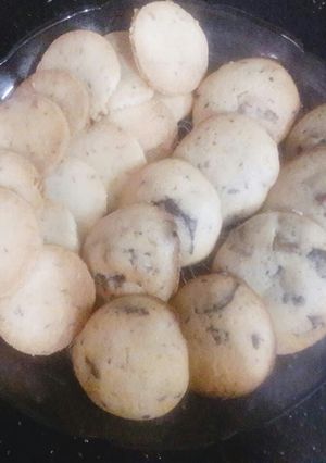 A picture of Chocochip cookies & zeera biscuits.
