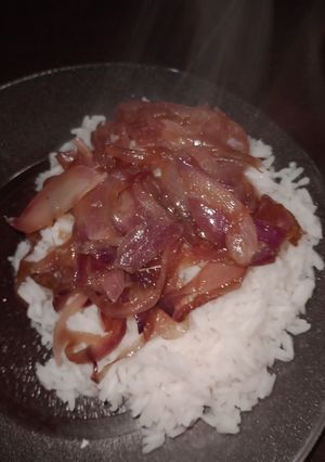 Una foto de Guarnición de arroz con cebollas glaseadas