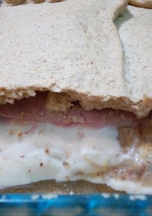Una foto de Calzone de muzzarella con jamón, cebolla y choclo