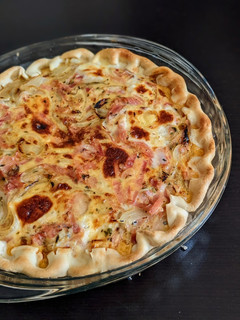 Una foto de 🥧 Tarta de jamón, queso y cebolla 🧀