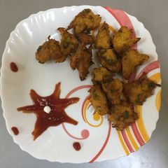 A picture of Kaddu pakoda/ pumpkin fritters.