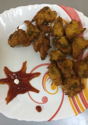 A picture of Kaddu pakoda/ pumpkin fritters.