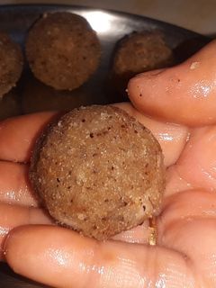 नारियल लड्डू (nariyal ladoo recipe in Hindi) रेसिपी मुख्य फोटो