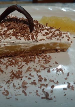 Una foto de Tarta de chocolate con pomelo y nieve de torombolo