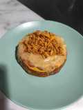 Tortilla de Patatas con Salsa al Whisky y Cebolla Frita