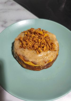 Una foto de Tortilla de Patatas con Salsa al Whisky y Cebolla Frita