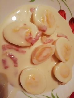 Una foto de Huevos cocidos con bechamel y bacon