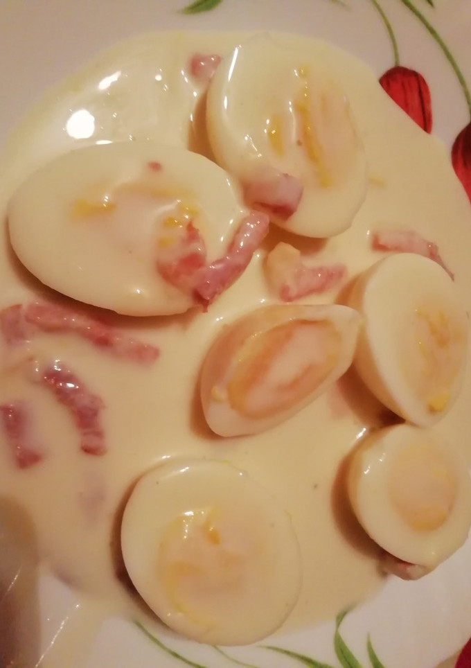 Una foto de Huevos cocidos con bechamel y bacon