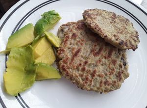 Una foto de Arepas de Plátano Guineo!😛😜🍌con 🥑 aguacate!!!