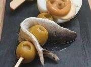 Una foto de pincho de boquerón