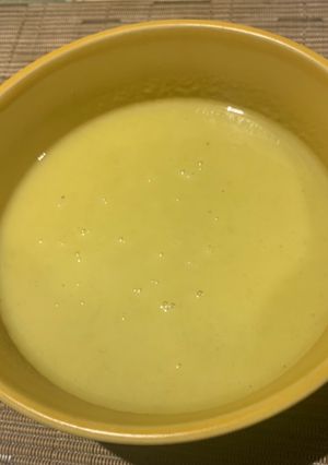 Una foto de Crema de olluco con cúrcuma