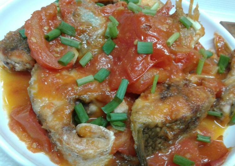 Asam manis ikan (bisa ikan tawar atau laut)