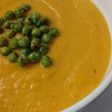 Sopa crema de zanahorias, con cebollas, ajo, arvejas y panceta