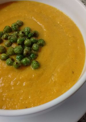 Una foto de Sopa crema de zanahorias, con cebollas, ajo, arvejas y panceta