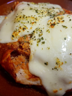 Una foto de Pollo a la parmesana con gratinado de provolone