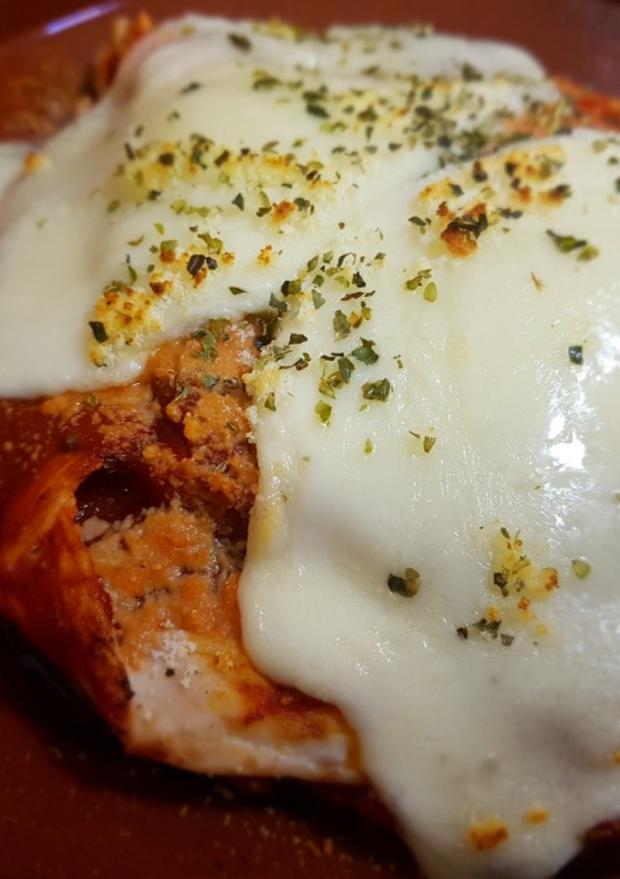 Una foto de Pollo a la parmesana con gratinado de provolone