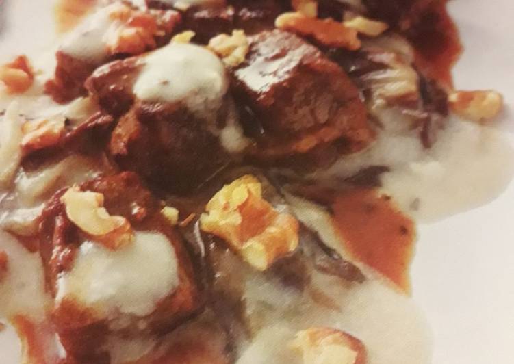 Spezzatino di manzo in crema di gorgonzola e radicchio