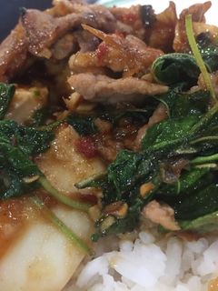รูปของ ข้าวผัดกะเพราหมูไข่เค็ม