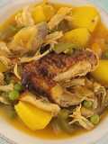 Patatas guisadas con pollo a l'ast en un plis plas y económicos