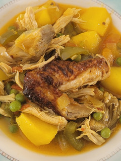 Una foto de Patatas guisadas con pollo a l'ast en un plis plas y económicos