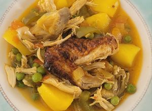 Foto principal de Patatas guisadas con pollo a l'ast en un plis plas y económicos