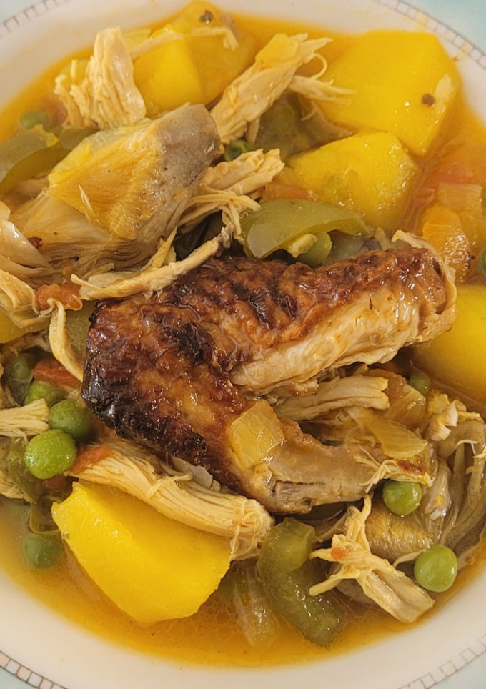Una foto de Patatas guisadas con pollo a l'ast en un plis plas y económicos