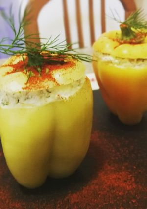 Una foto de Pimientos amarillos rellenos con queso - aperitivo